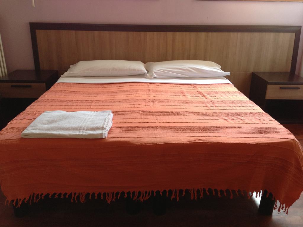 Villamelchiorre 1 Milán Habitación foto